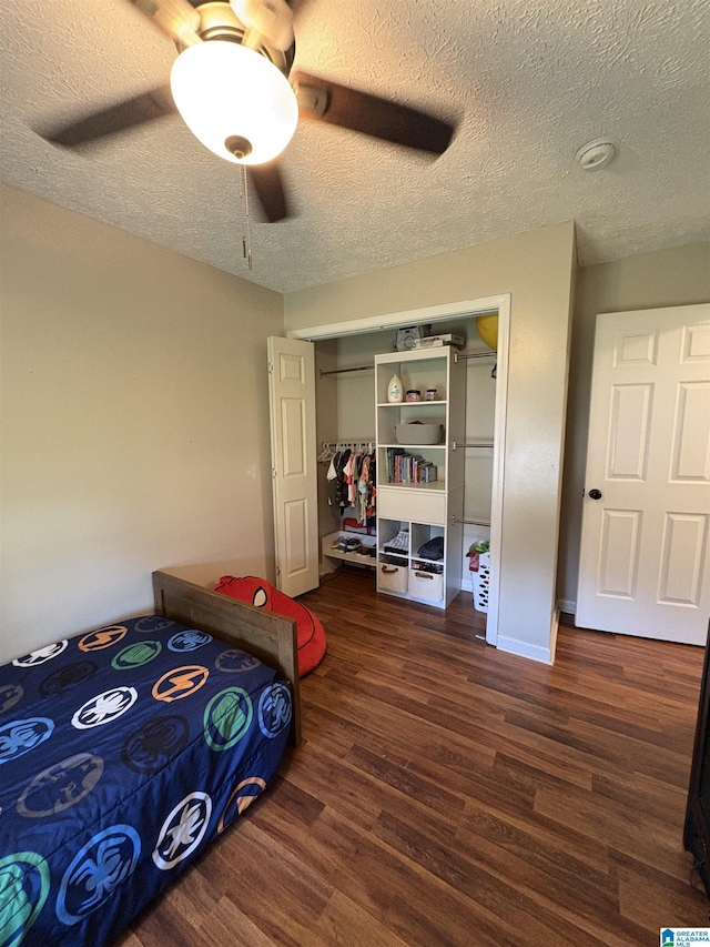 bedroom with a textured ceiling, wood finished floors, a ceiling fan, and a closet