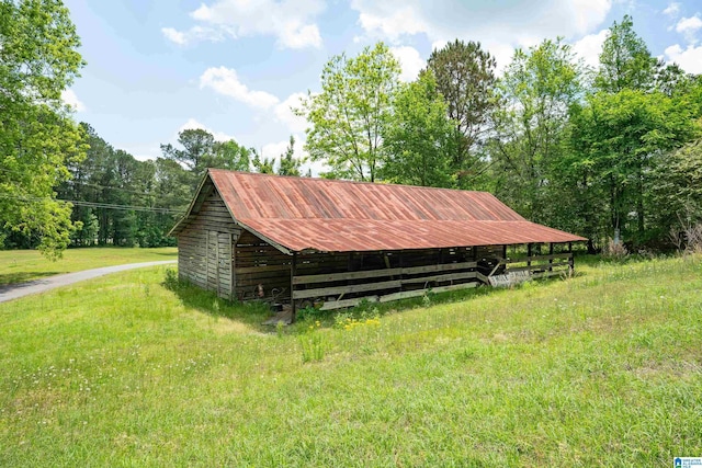 view of outdoor structure featuring an outdoor structure