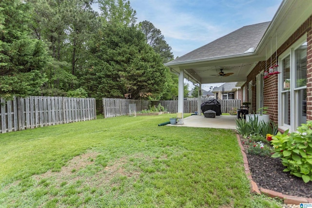 view of yard featuring a ceiling fan, a fenced backyard, and a patio area