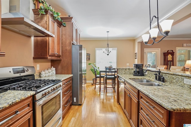 kitchen with crown molding, under cabinet range hood, a sink, light wood-style flooring, and stainless steel appliances