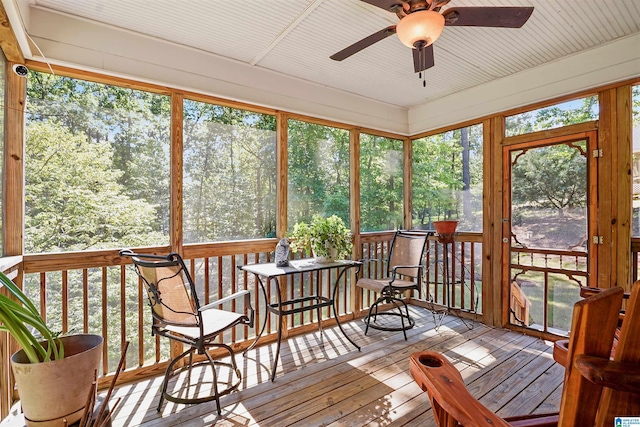 sunroom / solarium featuring a ceiling fan