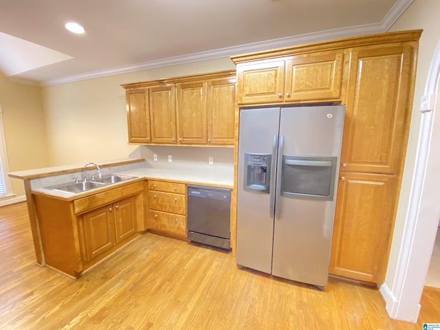 kitchen featuring light wood finished floors, a sink, dishwashing machine, ornamental molding, and stainless steel fridge with ice dispenser