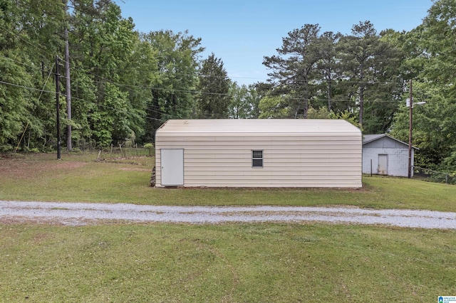 view of outdoor structure featuring an outbuilding