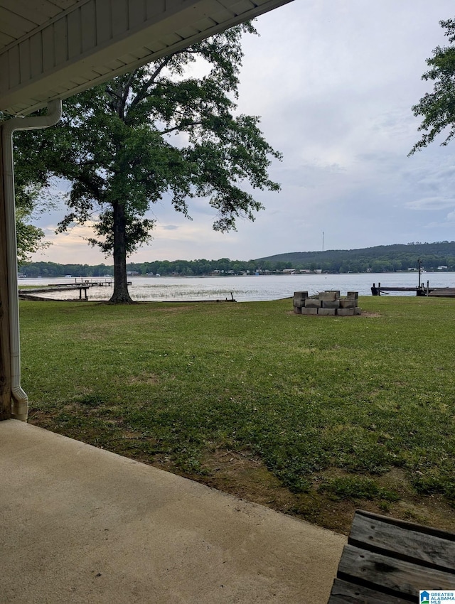 view of yard with a water view