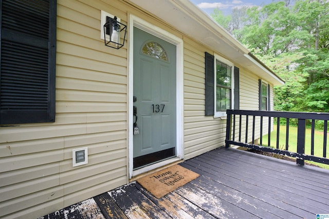 property entrance featuring a deck