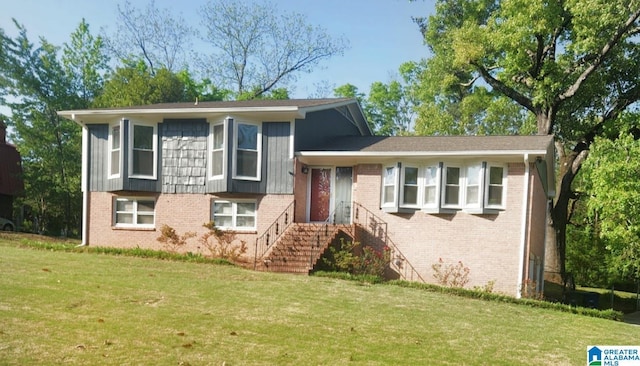 574 Turtle Creek Dr, Hoover, AL 35226 - split level home featuring brick siding and a front yard