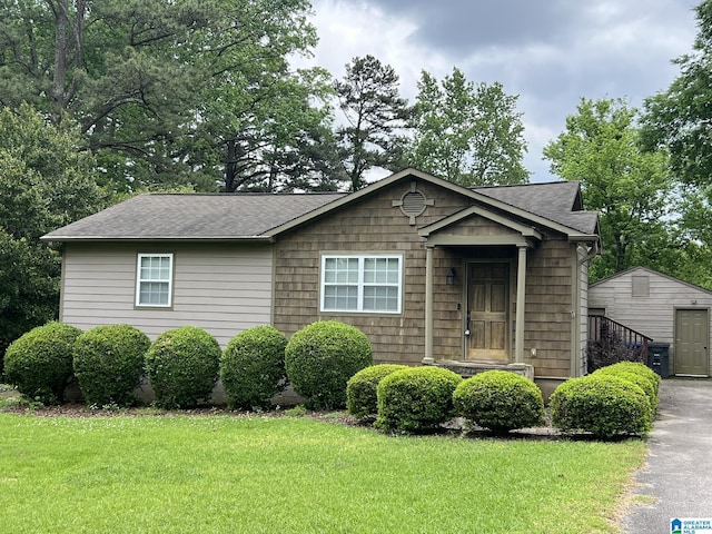 2128 Rockland Dr, Hoover, AL 35226 - view of front of home featuring a front yard and a shingled roof