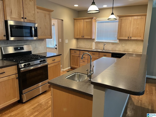 2128 Rockland Dr, Hoover, AL 35226 - kitchen featuring appliances with stainless steel finishes, a sink, dark countertops, and recessed lighting