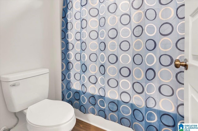 full bathroom featuring curtained shower and toilet