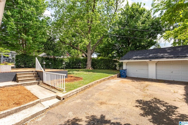view of yard featuring a detached garage