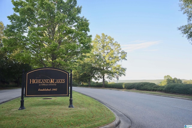 community sign featuring a yard