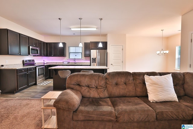 living area with dark wood-style flooring and a chandelier