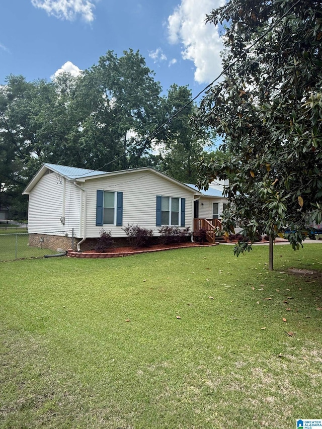 view of front of home featuring a front lawn and fence