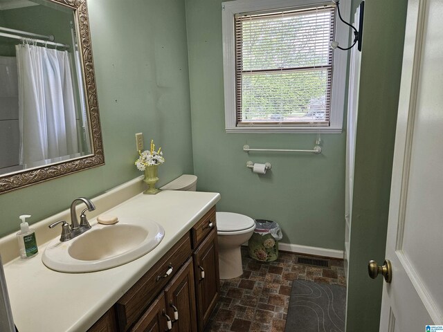 576 Chandler Mountain Rd, Steele, AL 35987 - bathroom featuring a shower with curtain, visible vents, baseboards, toilet, and vanity
