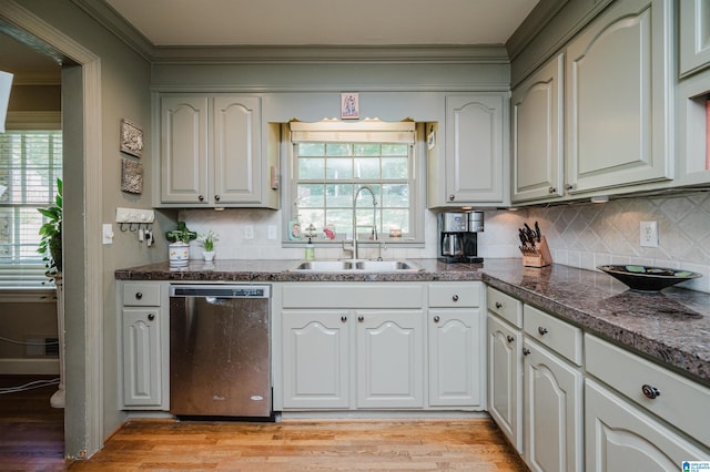 1426 Overlook Rd, Homewood, AL 35209 - kitchen featuring a sink, light wood-style floors, ornamental molding, backsplash, and stainless steel dishwasher