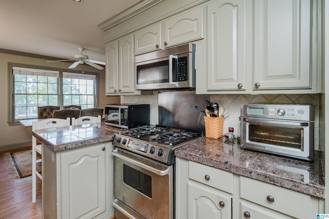 1426 Overlook Rd, Homewood, AL 35209 - kitchen featuring tasteful backsplash, stainless steel appliances, a ceiling fan, and a peninsula
