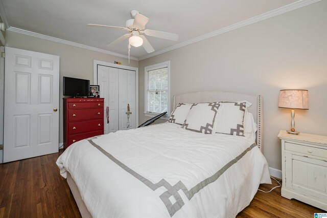 1426 Overlook Rd, Homewood, AL 35209 - bedroom featuring crown molding, baseboards, a closet, wood finished floors, and a ceiling fan