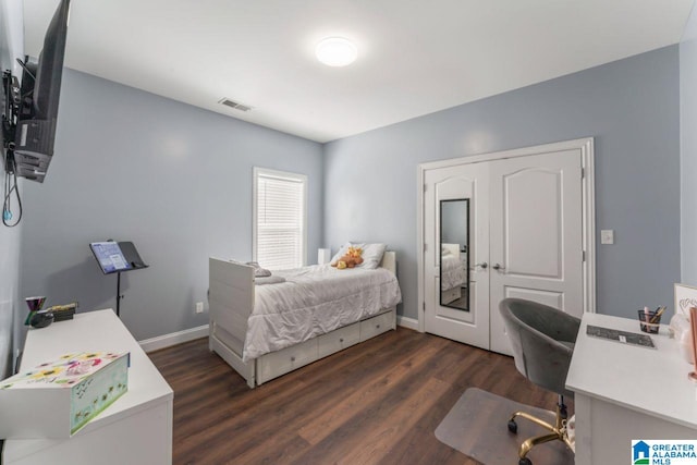 209 Vineyard Ln, Birmingham, AL 35242 - bedroom featuring dark wood-style flooring, baseboards, and visible vents