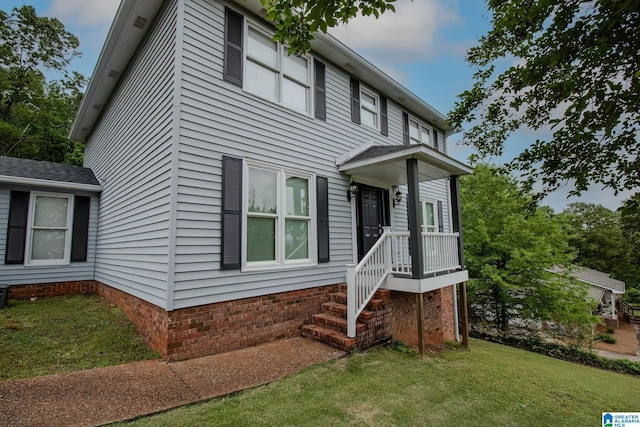 view of front of property with a front lawn