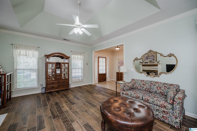 living area with baseboards, ceiling fan, wood finished floors, and visible vents