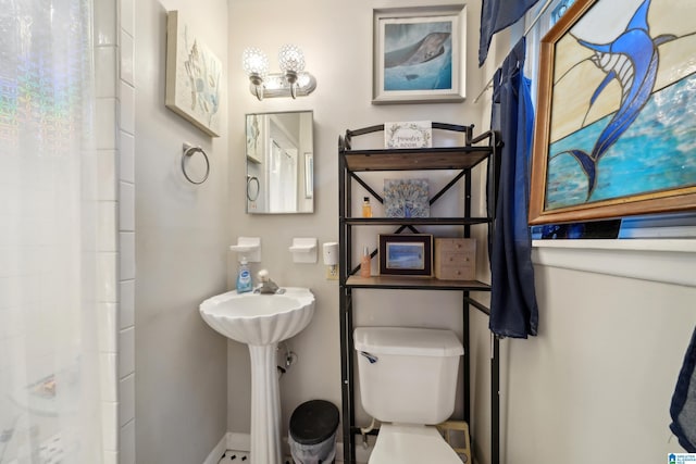 2105 NE 5th St NE, Center Point, AL 35215 - full bath featuring baseboards, toilet, and a shower with curtain