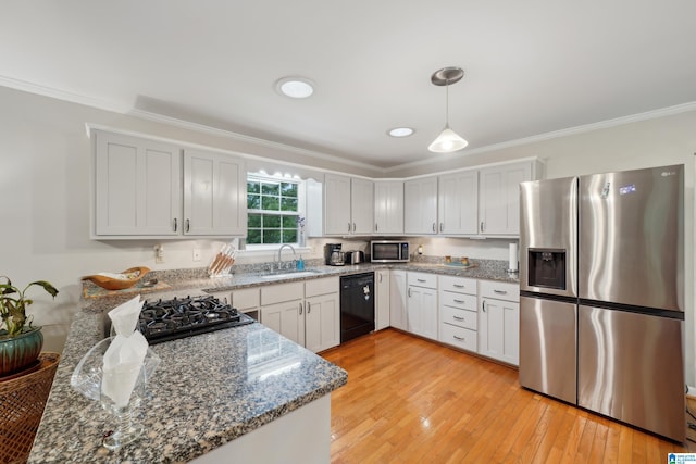2105 NE 5th St NE, Center Point, AL 35215 - kitchen with stainless steel appliances, ornamental molding, a sink, and light wood finished floors