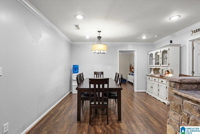 239 Gilliland Rd, Oneonta, AL 35121 - dining space with dark wood-style flooring, visible vents, baseboards, ornamental molding, and recessed lighting