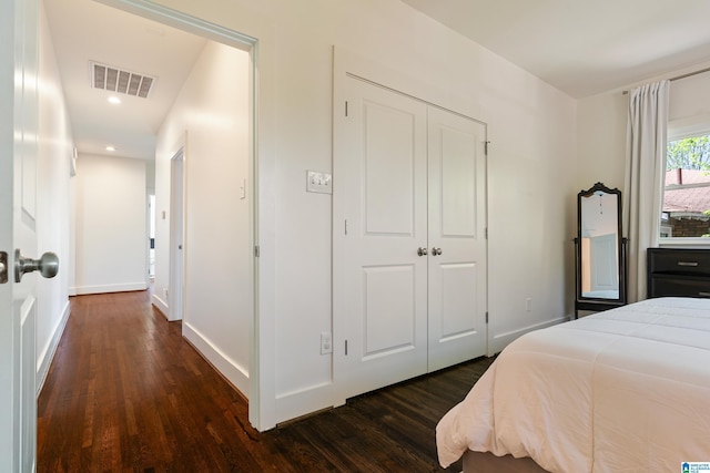 530 10th Ave S, Birmingham, AL 35205 - bedroom featuring baseboards, visible vents, dark wood-style floors, and a closet