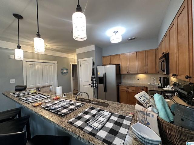 475 River Forest Ln Unit 1250, Talladega, AL 35160 - kitchen featuring backsplash, a kitchen bar, stainless steel refrigerator with ice dispenser, visible vents, and brown cabinets