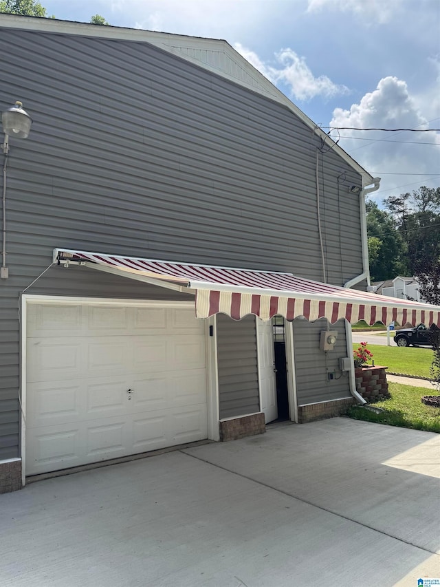 view of side of property with concrete driveway