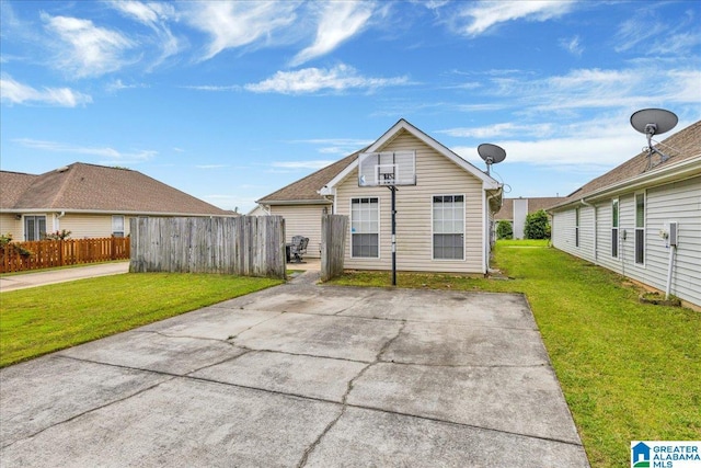 view of front of home featuring fence and a front lawn