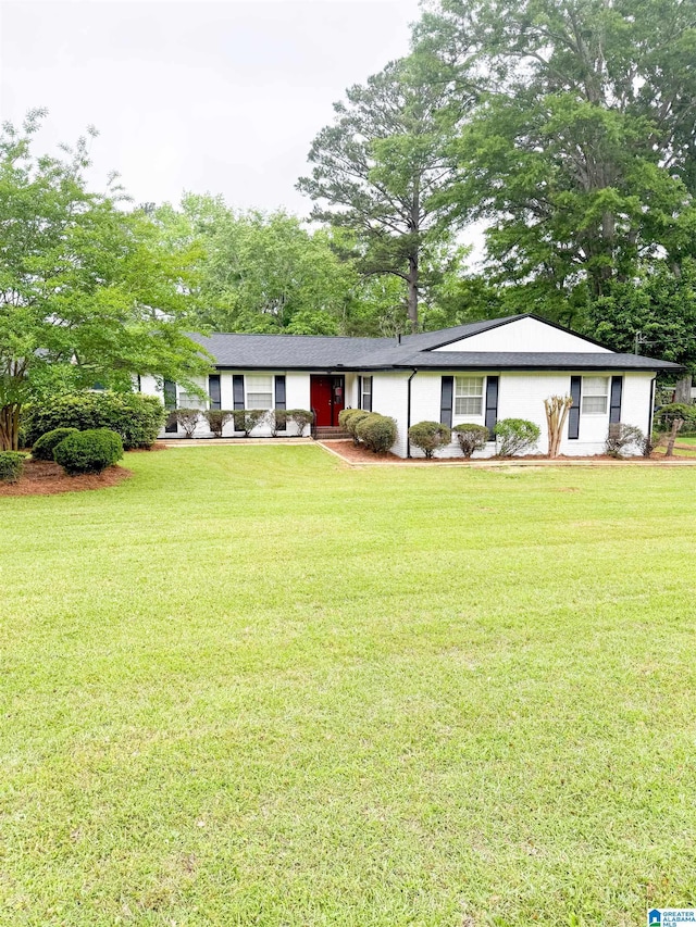 single story home featuring a front yard