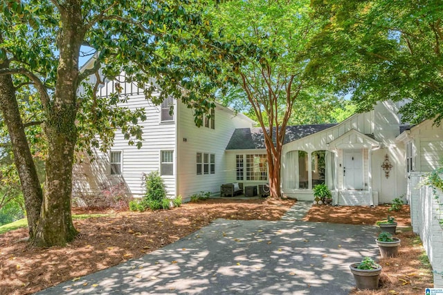 204 Fairmont Dr, Mountain Brook, AL 35213 - traditional-style house with a patio
