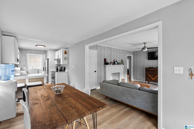dining space featuring light wood-style flooring, ceiling fan, and washer / dryer