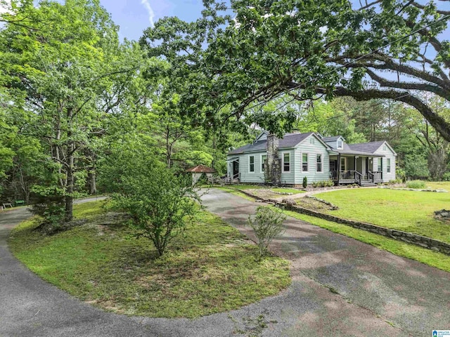 view of front of house with driveway and a front yard