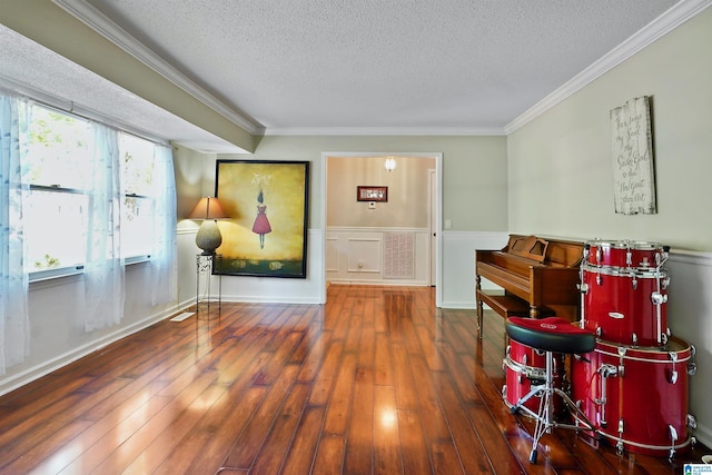 6522 Quail Run Dr, Pelham, AL 35124 - interior space with a textured ceiling, ornamental molding, wood-type flooring, and a wainscoted wall