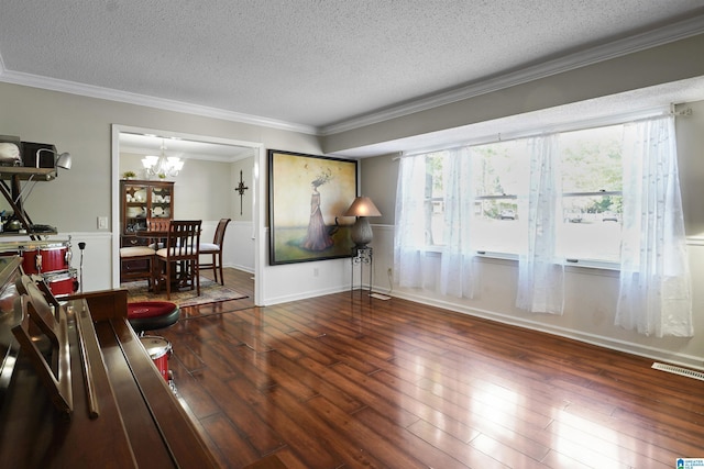 6522 Quail Run Dr, Pelham, AL 35124 - living area featuring a textured ceiling, ornamental molding, wood-type flooring, and a chandelier