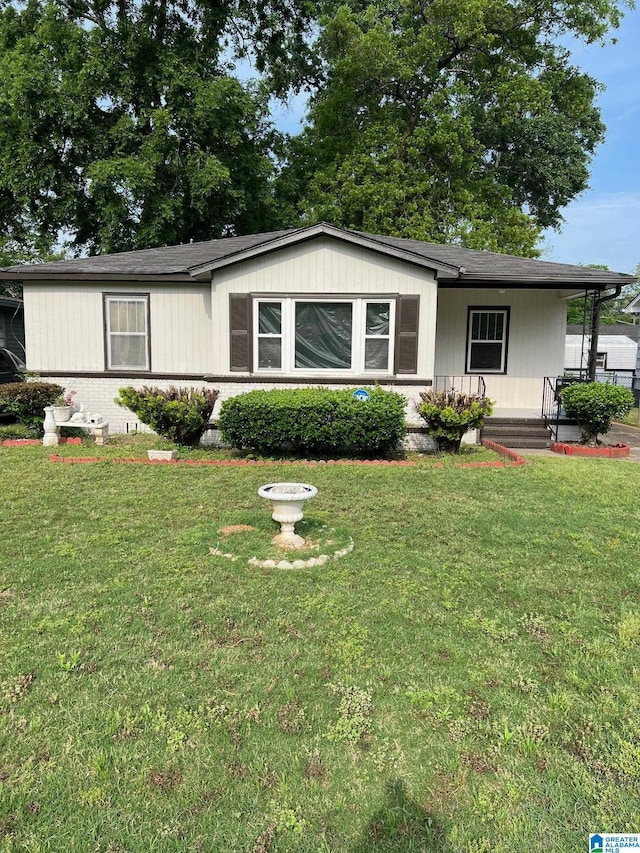 view of front of home featuring a porch and a front lawn