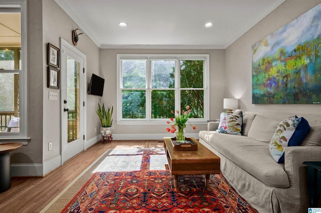 living room featuring crown molding, recessed lighting, baseboards, and wood finished floors