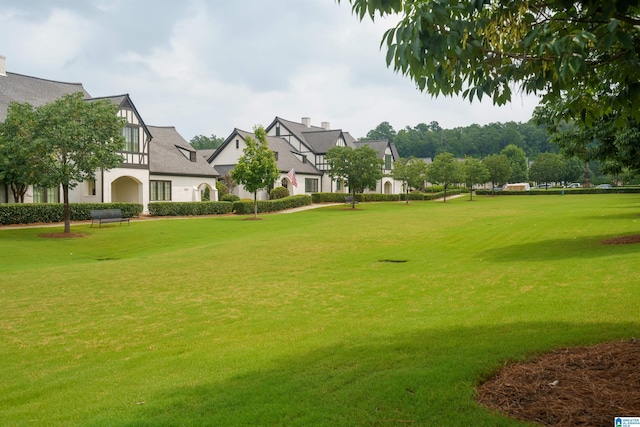 view of property's community featuring a lawn