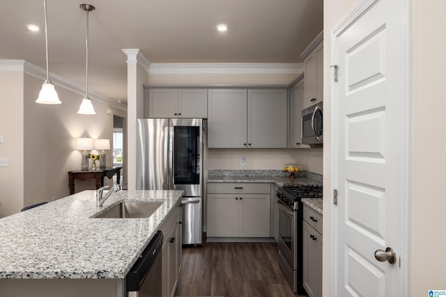 kitchen with crown molding, dark wood-style floors, gray cabinets, a sink, and appliances with stainless steel finishes
