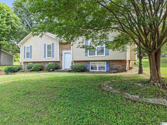 bi-level home featuring a front lawn