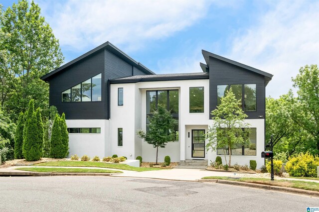 view of front facade featuring stucco siding