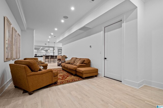 living area featuring wood finished floors, recessed lighting, and baseboards