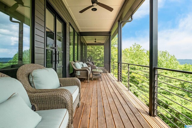 sunroom / solarium featuring a ceiling fan