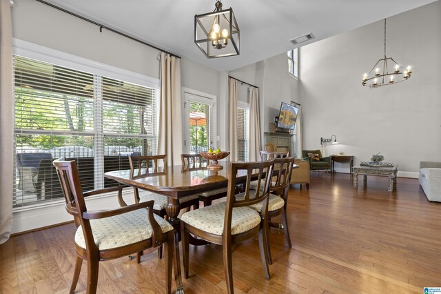 dining room featuring visible vents, baseboards, an inviting chandelier, and light wood finished floors