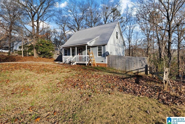 906 Ridgewood Dr, Remlap, AL 35133 - view of front facade with fence, covered porch, and metal roof
