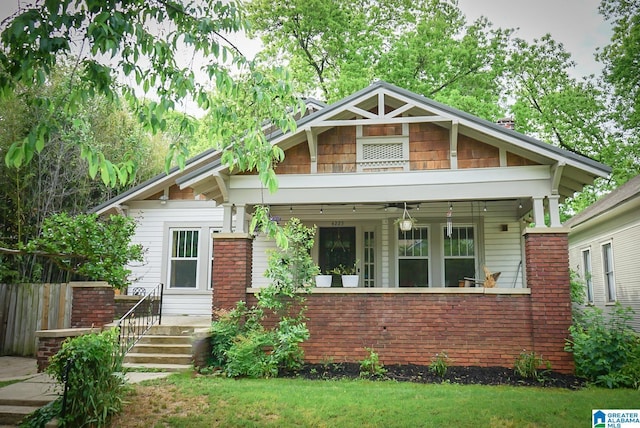 view of front of house featuring fence and a front lawn