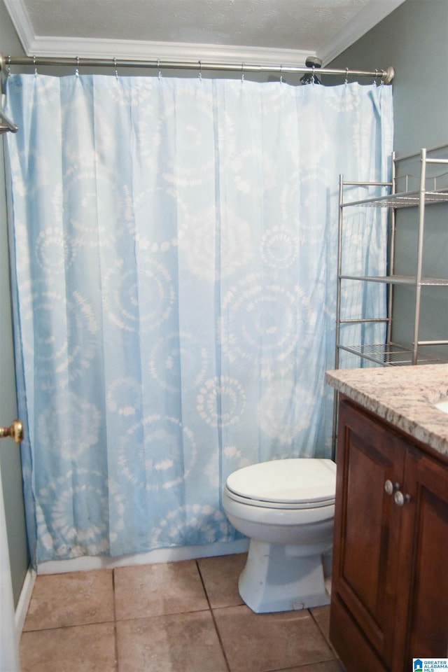 full bath featuring crown molding, curtained shower, toilet, and vanity