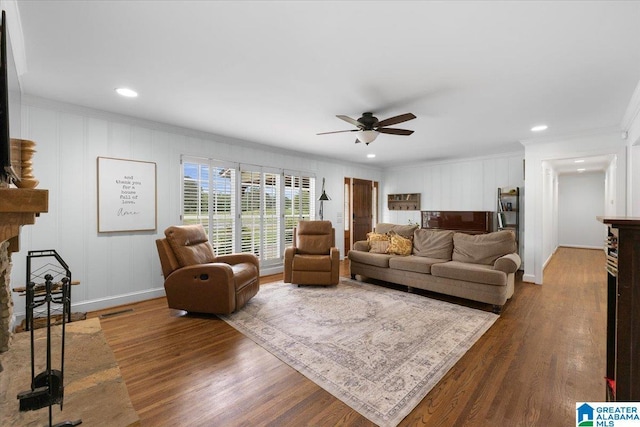living area featuring crown molding, recessed lighting, ceiling fan, and wood finished floors